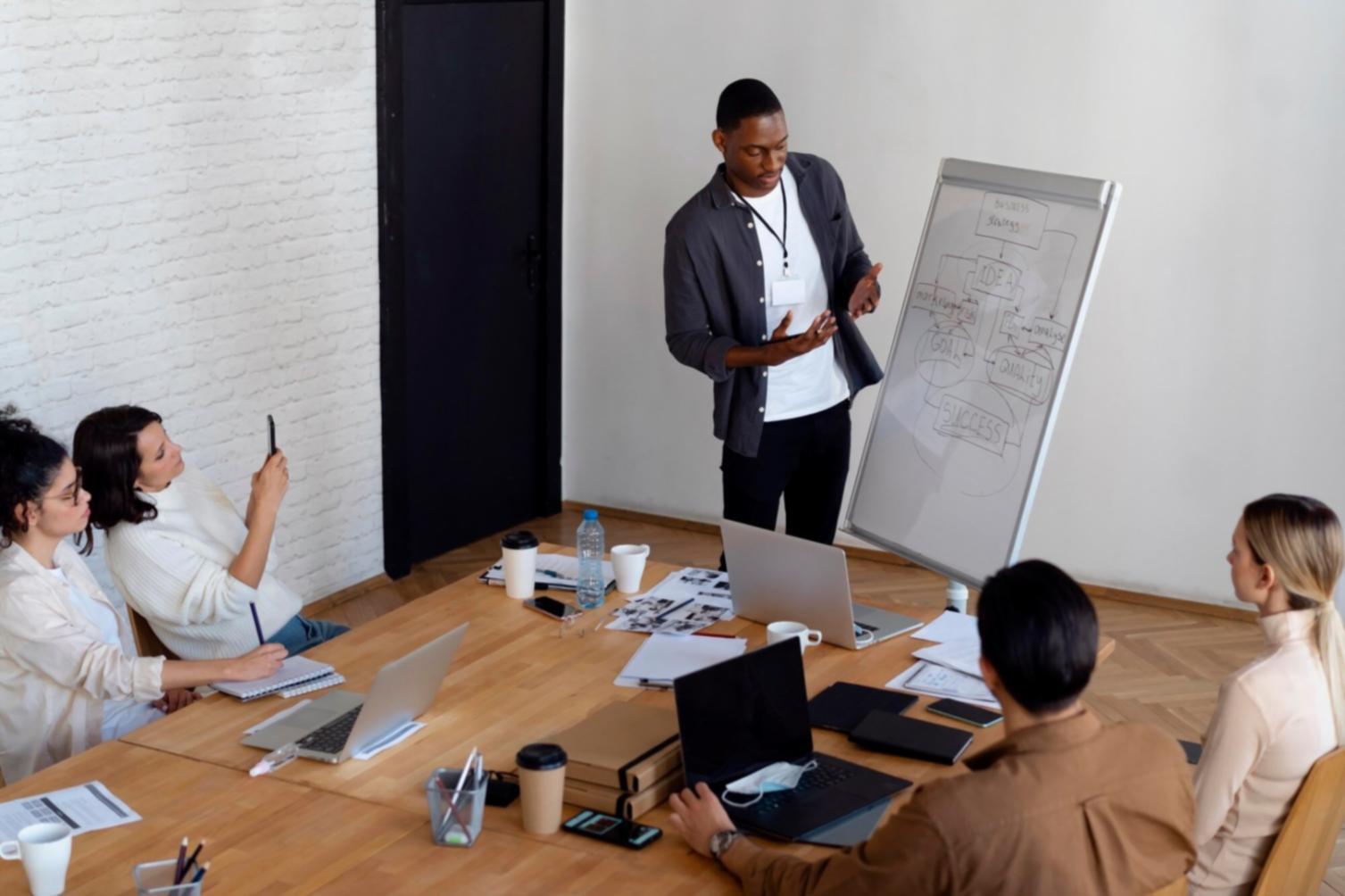 Entrepreneurs travaillant ensemble sur la création d'entreprise